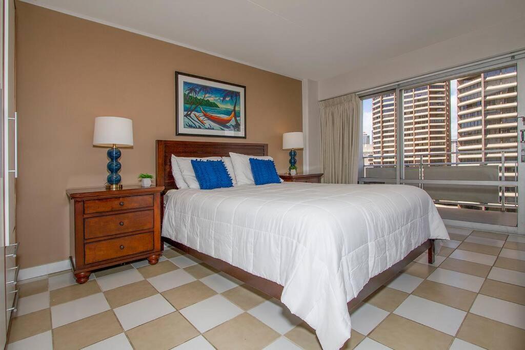 Resort Life At A Low Price- Ilikai Hotel Honolulu Exterior photo