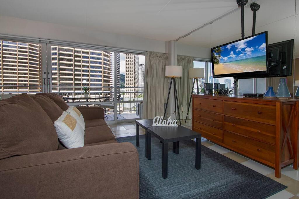 Resort Life At A Low Price- Ilikai Hotel Honolulu Exterior photo